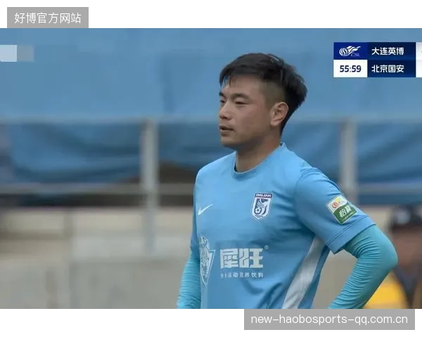 大连英博中场接应手非常活跃，使局面更加开放